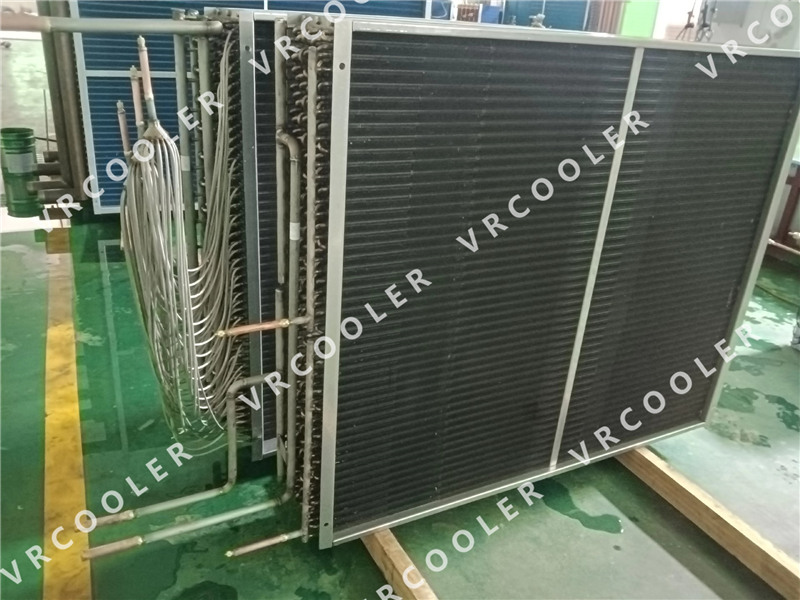 What distinguishes a heat pump's condenser coil from its evaporator